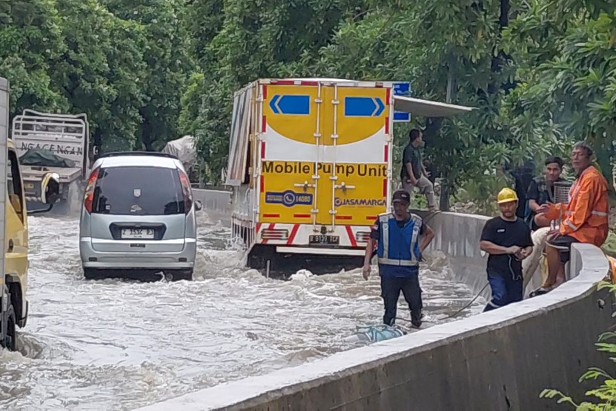 menerobos banjir, Ini Risiko Fatal jika Mobil Dipaksa Menerobos Banjir Melebihi Batas Aman