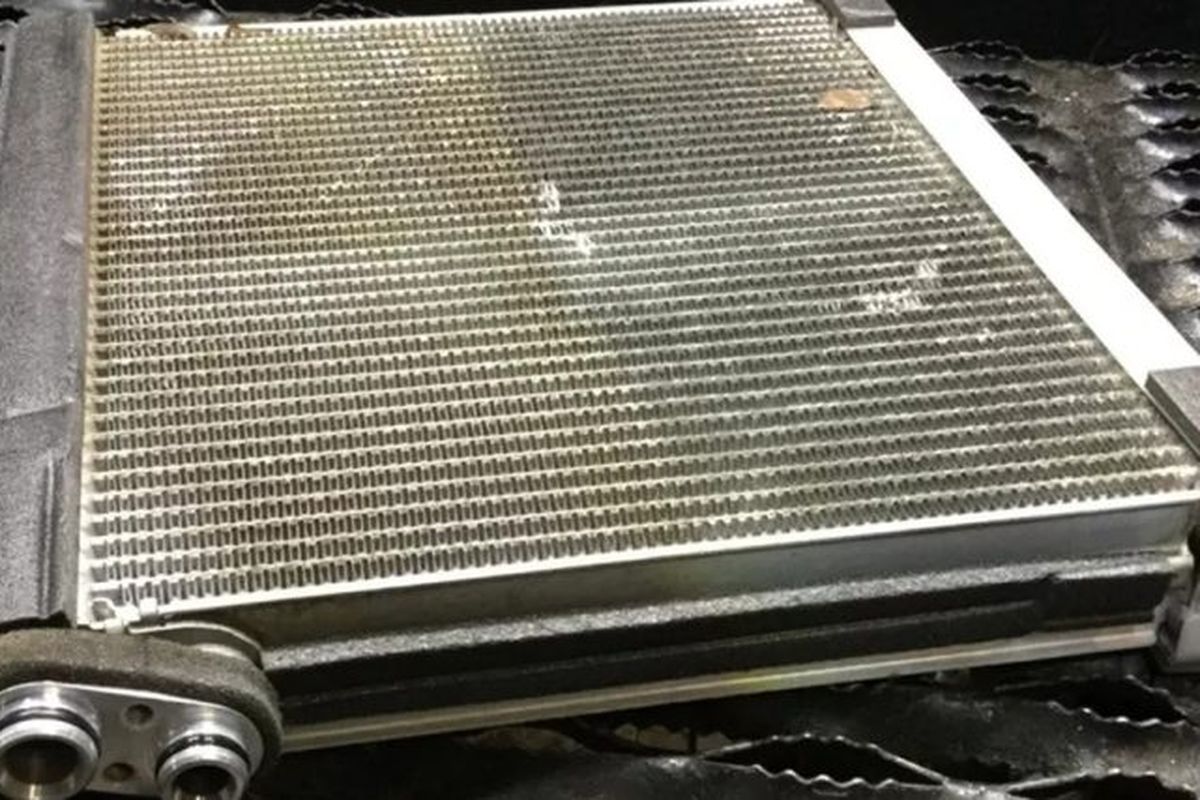 evaporator kotor, bau tidak sedap, ac mobil tidak dingin, perawatan ac mobil, Bau Tidak Sedap dari AC Mobil? Ini Penyebabnya!