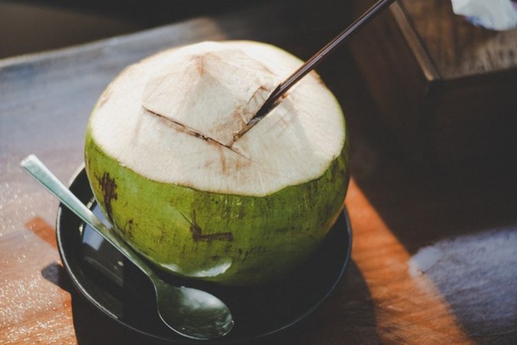 kelapa muda, Kelapa Muda yang Airnya Banyak, Manis, dan Dagingnya Tebal, Ini Cirinya, 1. Perhatikan warna kulit kelapa, 2. Pilih nentuk kelapa yang bulat, 3. Cek lingkaran di atas batok, 4. Dengarkan suara air saat digoyang, 5. Periksa kondisi cangkang, 6. Warna dan bentuk daging kelapa