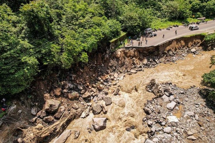 banjir sumbar, banjir padang, kenaikan pangkat TNI, longsor sumbar, 3 Prajurit Gugur Tangani Bencana di Sumbar, TNI Beri Kenaikan Pangkat dan Jaminan Pendidikan Anak