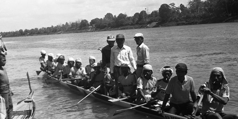 tradisi, palembang, Perahu Bidar, bidara, Sumatera Selatan, festival perahu bidar palembang, festival perahu bidar tradisional, perahu bidar palembang, Menjaga Perahu Bidar Palembang, Tantangan agar Tradisi Tak Usang, Bidar dan Kebanggaan Warga Kota Palembang, Event Setahun Sekali, Bidar Kembali ke Pangkalan, Anak Dayung Ada, tapi Perahu Bidar Hancur, Kecewa, Hadiah Tak Sepadan Perjuangan, Lomba Bidar, Kenapa Tak Se-terkenal Pacu Jalur?, Perahu Kehormatan Sultan, Kini Bidar Jadi Perlombaan, Janji Wali Kota untuk Pelestarian Perahu Bidar