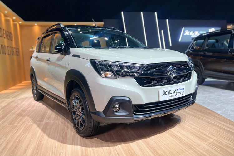 Xpander Cross, Mitsubishi Xpander Cross, Suzuki XL7 Hybrid Alpha Kuro, xl7 alpha kuro, new xl7 hybrid, komparasi xl7 vs xpander cross, Adu XL7 Hybrid Alpha Kuro Vs Xpander Cross: Pertarungan MPV Rasa SUV, Desain dan Dimensi, Mesin dan Performa, Fitur Keselamatan dan Kenyamanan, Plus – Minus, Kesimpulan