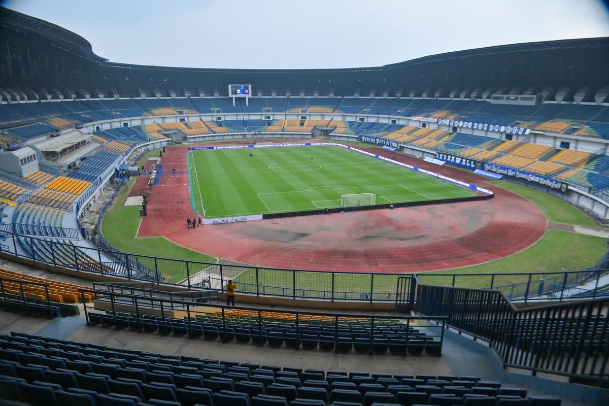 Persib, Adhitia Putra Herawan, Persib Bandung, Manila Digger, ACL 2, Perkara Rumput GBLA, Persib Terancam Pindah Kandang