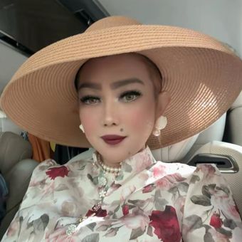noni Belanda, Sarifah Suraidah, 9 Gaya Sarifah Suraidah Istri Gubernur Kaltim, Glamor bak Noni Belanda, 1. Gaun Floral dan Topi Lebar, 2. Abaya Hijau Emerald dengan Detail Etnik, 3. Dress Floral dan Topi Putih, 4. Dress Ungu Pastel dengan Tas Senada, 5. Dress Nuansa Emas Berhias Detail Bordir, 6. Gaun Putih Transparan Berlapis, 7. Topi Jerami dengan Aksen Pita Merah, 8. Outfit Serba Beige saat di Pesawat, 9. Dress Pink Lembut dengan Statement Necklace