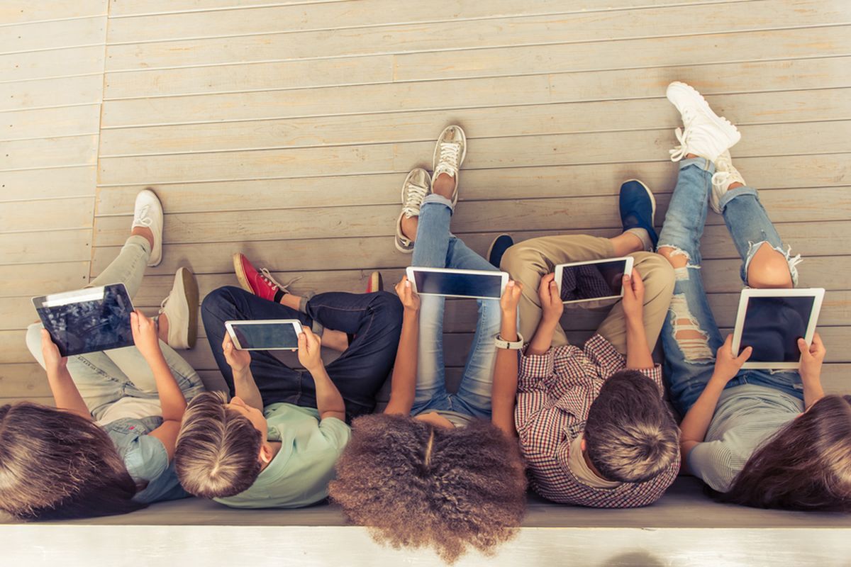 Psikolog Ungkap Dampak Media Sosial pada Remaja, dari Kecemasan hingga Cyberbullying, Meningkatkan kecemasan dan menurunkan rasa percaya diri, Berkurangnya kemampuan komunikasi langsung, Risiko cyberbullying dan tekanan sosial, Remaja juga bisa merasa kesepian