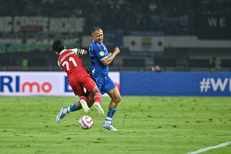 Persib, Liga 1 2024-2025, Persib Bandung, Barito Putera, Bojan Hodak, Hasil Liga 1, berita foto, Persib Bandung Vs Barito Putera, persib juara liga 1, hasil persib bandung vs barito putera, BERITA FOTO: Persib Tertahan di Pesta Juara, Ada Kontroversi dan Gol Bunuh Diri
