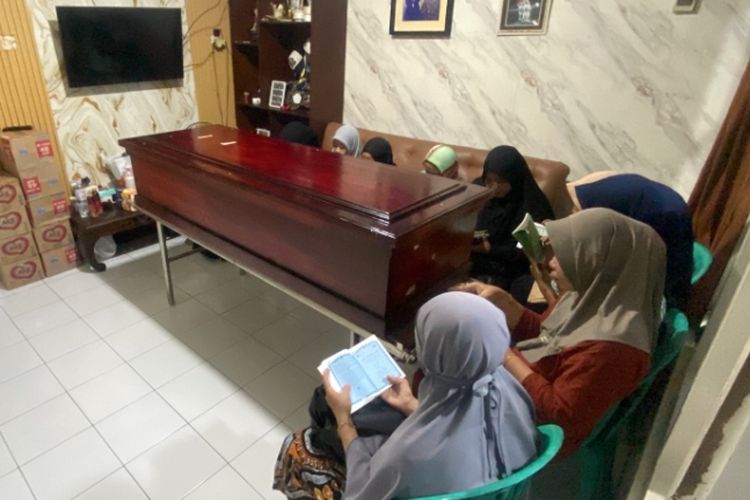 Reno, Surabaya, kerangka di kwitang, reno saputra dewo, reno syahputra, reno saputra dewo ditemukan, kebakaran gedung ACC Kwitang, hasil tes DNA Polri, korban demonstrasi DPR 2025, jenazah korban kebakaran, identifikasi forensik Polri, Pesan Terakhir Rp 50.000, Kisah Reno Syahputra, Pemuda yang Hilang di Demo dan Pulang dalam Peti, Keluarga Terima Hasil Tes DNA dengan Ikhlas, Komunikasi Terakhir Sebelum Hilang, Sosok Reno di Mata Teman, Fakta di Balik Penemuan Jenazah, Polisi Pastikan Bukan Korban Pembunuhan