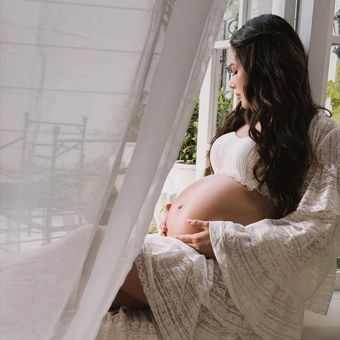 Alyssa Daguise, maternity, 5 Gaya Foto Maternity Alyssa Daguise, Anggun di Ujung Kehamilan, 1. Palet Putih yang Bersih dan Timeless, 2. Siluet yang Menonjolkan Baby Bump, 3. Rambut Dibiarkan Tergerai Natural, 4. Makeup Glowing yang Lembut, 5. Setting Indoor dengan Cahaya Alami