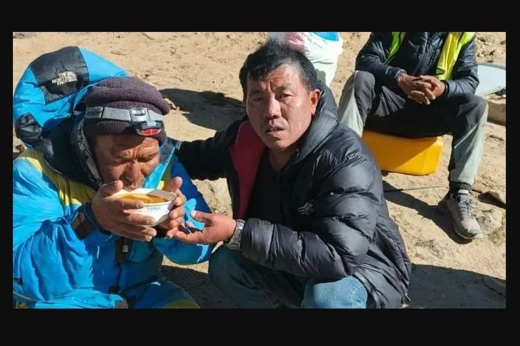 Dawa Sherpa, Everest, Hilang Sepekan di Everest, Ini Cara Pendaki Nepal Bertahan Hidup di “Zona Kematian”, Kehabisan Oksigen di Dekat Zona Kematian, Bertahan Hidup dengan Mengunyah Es, Mengandalkan Cokelat dan Camilan di Saku, Sempat Jatuh ke Celah Es, Ditemukan Saat Merangkak Menuju Base Camp