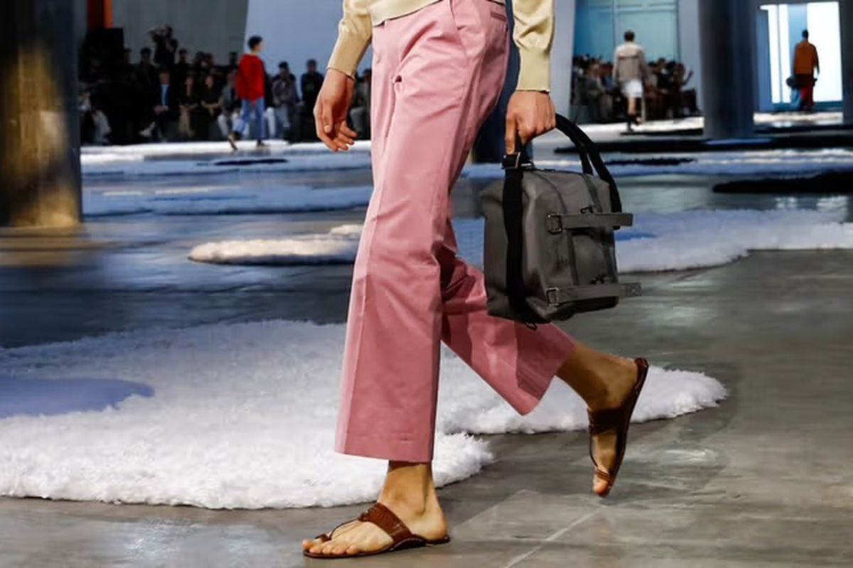 Prada, Kolhapuri chappal, prada kolhapuri chappal, kolhapuri chappal, Prada gandeng pengrajin sandal India, Dikritik Jual Sandal Mirip Kolhapuri, Prada Gandeng Pengrajin Lokal untuk Koleksi 