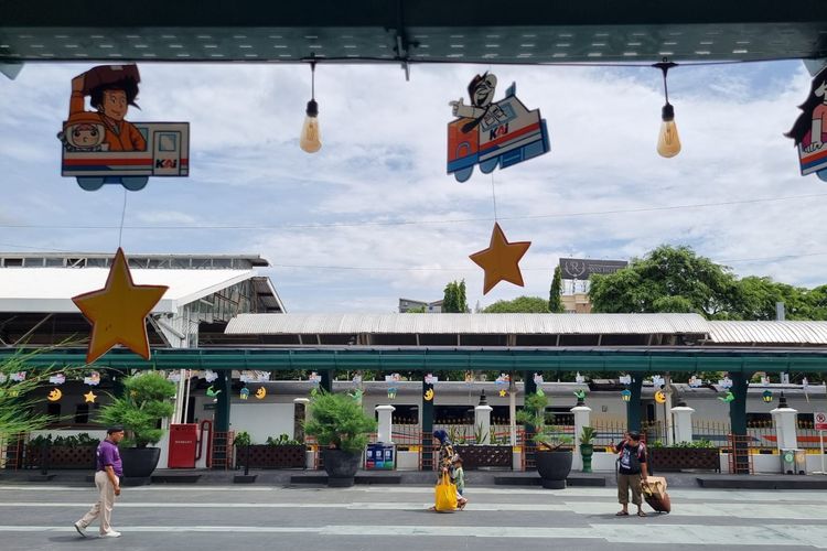 yogyakarta, Stasiun Tugu, stasiun tugu yogyakarta, Lebaran 2025, 5 Potret Wajah Baru Stasiun Tugu Yogyakarta Sambut Lebaran 2025, 1. Potret Stasiun Tugu Yogyakarta saat malam hari , 2. Potret Stasiun Tugu Yogyakarta saat siang hari, 3. Nuansa Idul Fitri yang kental, 4. Ornamen Lebaran di ruang tunggu, 5. Tulisan "Marhaban ya Ramadhan" di pintu masuk