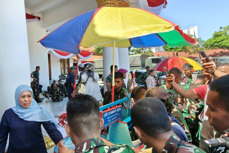 Surabaya, aksi massa, pedagang kecil, kerusuhan Surabaya, Aksi Massa Surabaya, situasi surabaya terkini, surabaya mulai pulih, Dari Rujak Cingur hingga Es Degan, Pedagang Kecil Bangkit Pasca-kerusuhan Surabaya, Polsek Tegalsari Ludes Dilalap Api, Surabaya Mulai Pulih Pasca Kerusuhan, Pedagang Kecil Kembali Mengais Rezeki, Gubernur Khofifah dan Pangdam V Tinjau Lokasi