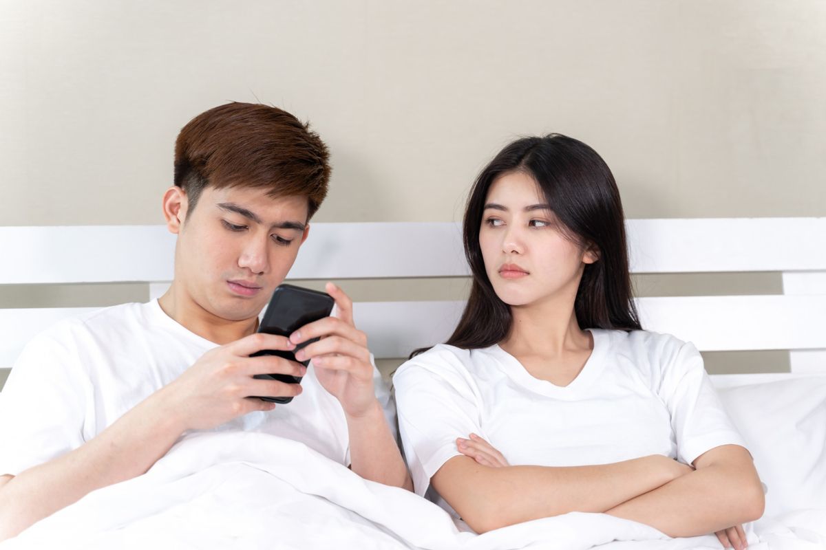 perilaku gaslighting, Gaslighting, gaslighters, perilaku gaslighting adalah, contoh perilaku gaslighting, 10 Perilaku Gaslighting yang Harus Diwaspadai, Termasuk Memutarbalikkan Fakta, 1. Sering meminimalkan atau mengabaikan perasaan, 2. Suka berbohong dan memutarbalikkan fakta, 3. Menghindari tanggung jawab, 4. Mengubah cerita atau sejarah, 5. Membuat korban terisolasi, 6. Mengalihkan topik pembicaraan, 7. Menyalahkan korban, 8. Menggunakan kata-kata manis sebagai senjata, 9. Menyebarkan gosip dan merusak reputasi, 10. Membuat korban meragukan diri sendiri