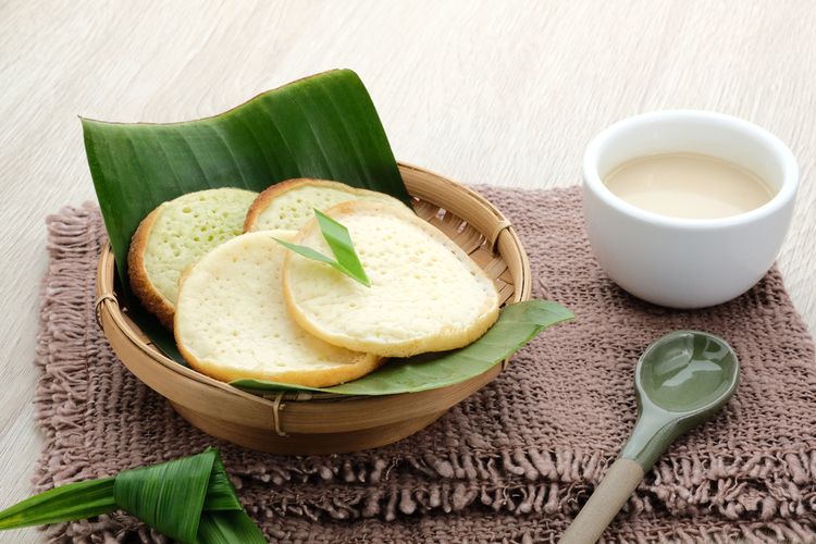 TasteAtlas, jajanan tradisional, 10 Camilan Tradisional Terbaik di Indonesia Versi TasteAtlas, 1. Batagor, 2. Pisang Goreng, 3. Pempek, 4. Gorengan, 5. Tempe Mendoan, 6. Odading, 7. Serabi, 8. Bakwan, 9. Tempe Goreng, 10. Otak-otak