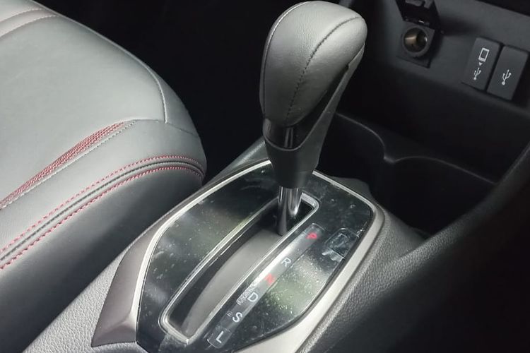 Cakrawala Matic Solutions, transmisi matik, gigi rendah, Tuas transmisi matik, cakrawala matic solutions, bengkel spesialis transmisi matic, Jangan Asal Geser ke L, Ini Cara Aman Pakai Gigi Rendah di Mobil Matik