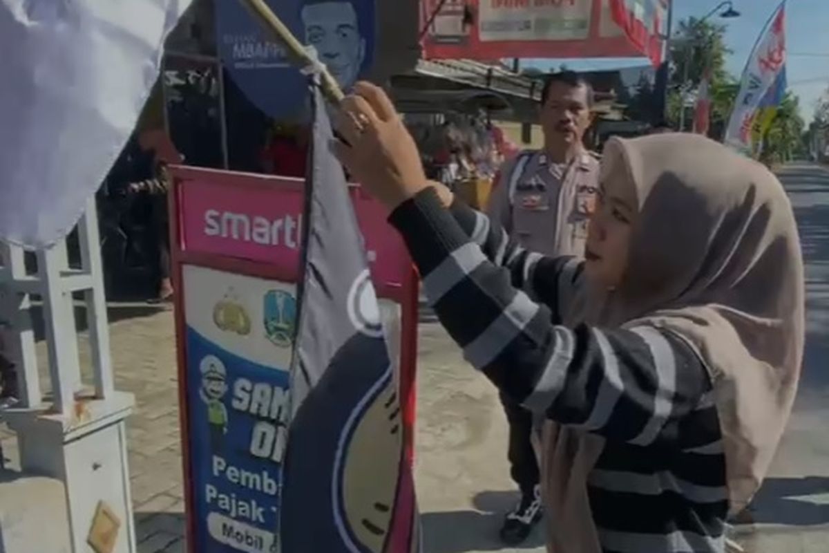 ponorogo, One Piece, bendera one piece, bendera one piece berkibar, Menjelang HUT RI ke-80, Bendera One Piece di Ponorogo Diturunkan Petugas Gabungan TNI-Polri