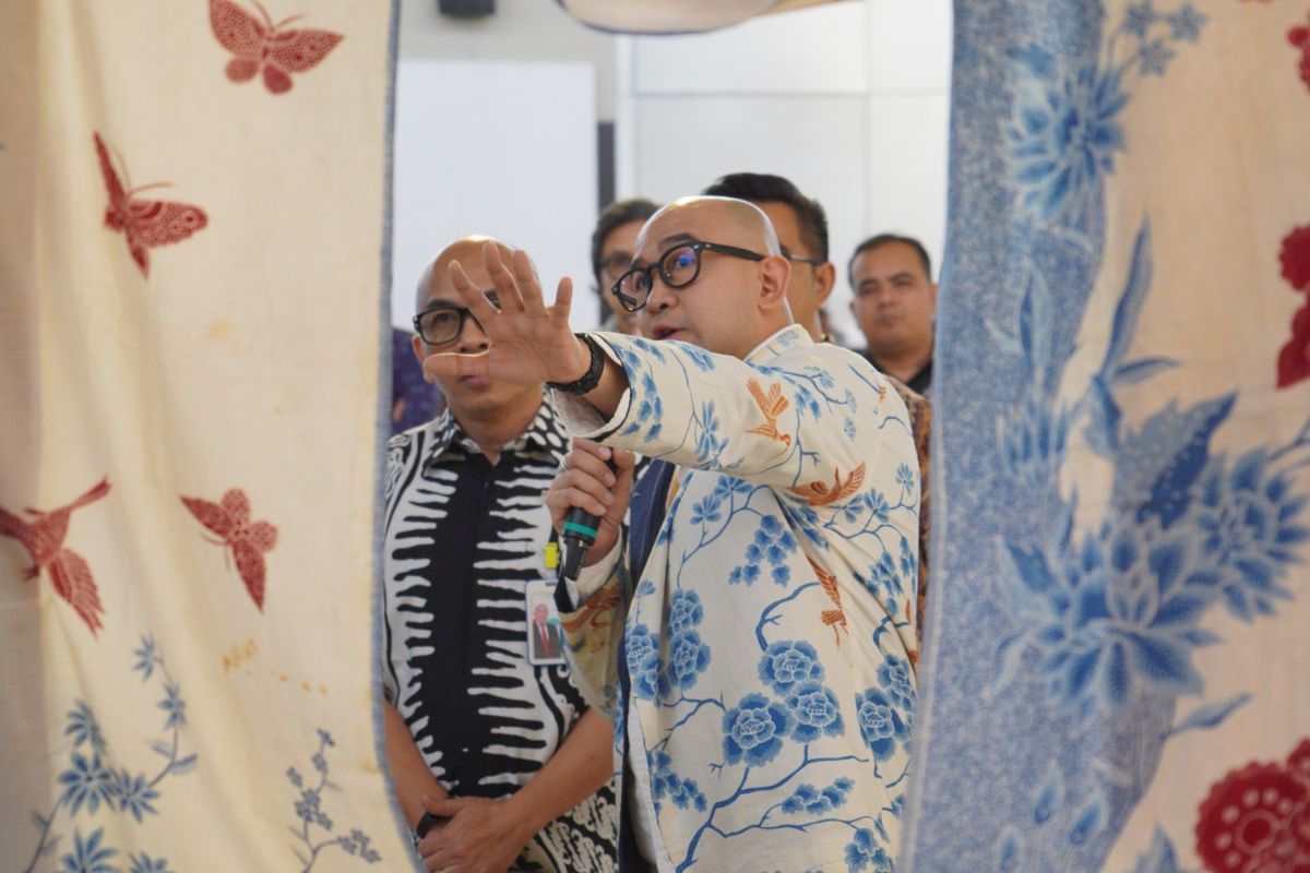 kain batik, terminal 3, Iwet Ramadhan, sejarah batik, bandara soekarno hatta, pameran bandara, terminal 3 soekarno hatta, pameran batik di jakarta, pameran batik 2025, Pameran Batik di Bandara Soekarno-Hatta, Ada Lorong Imersif dan Kain Batik