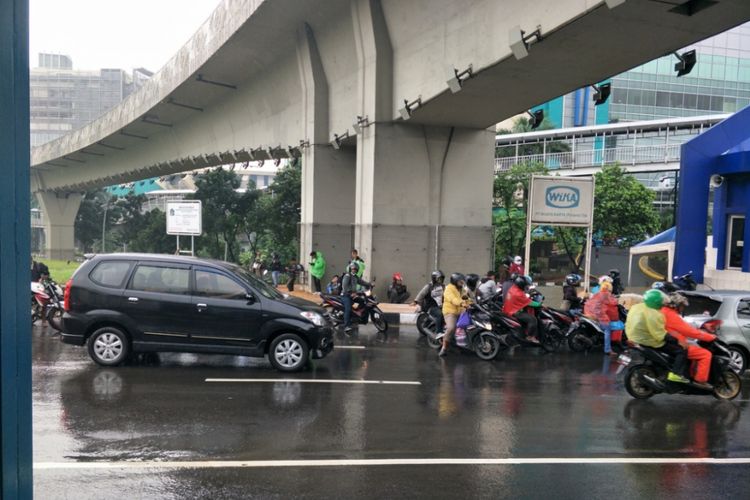 keselamatan berkendara, hujan deras, Hindari Bahu Jalan Saat Hujan: Ini Alasannya