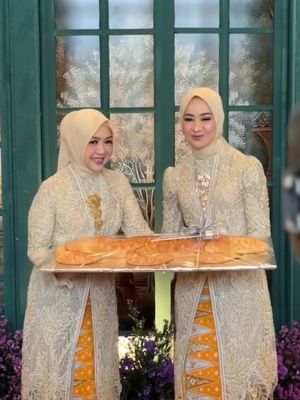 pernikahan adat betawi, pernikahan anak alya rohali, namira adjani, 5 Fakta Adat Betawi di Pernikahan Adjani Putri Alya Rohali, Penuh Makna, 1. Kedatangan pengantin pria dengan delman, 2. Prosesi palang pintu yang meriah, 3. Ngerudat, 4. Roti buaya sebagai lambang kesetiaan, 5. Iringan musik rebana dan tanjidor