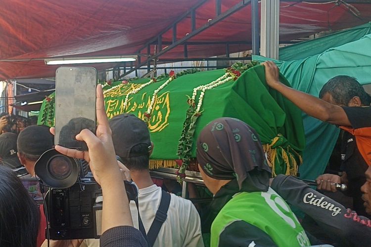 brimob lindas ojol, ojol terlindas rantis brimob, mobil brimob lindas ojol, affan kurniawan, ojol terlindas brimob, Solidaritas Ojol, Ratusan Driver Antar Pemakaman Affan yang Tewas Terlindas Rantis Brimob