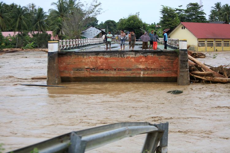 Aceh, Provinsi Aceh, Aceh banjir, banjir di aceh, tower PLN Roboh, bencana Aceh, bencana alam Aceh, banjir di aceh 2025, Pemulihan listrik PLN, Tower PLN roboh di aceh, Listrik padam Aceh, evakuasi aceh, Evakuasi banjir Aceh, PLN Kerahkan Hercules hingga Helikopter, Gubernur Aceh Pantau Pemulihan Listrik di Tengah Banjir Besar, Pemadaman Meluas, 12 Tower Transmisi PLN Roboh, PLN Kerahkan Hercules, Helikopter, dan 150 Personel Teknis, “Aceh Seakan Mengalami Tsunami Kedua”, Dirut PLN: Rakyat Aceh Tidak Pernah Menyerah