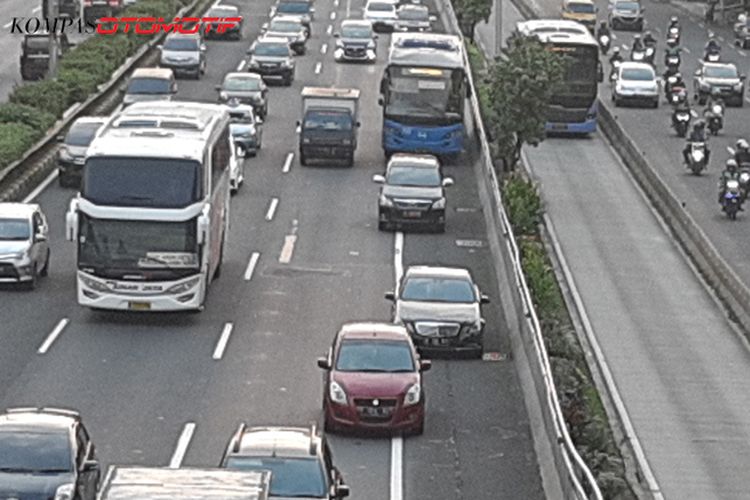 bahu jalan, jalan tol, kecelakaan, Belajar dari Kecelakaan Bus Zentrum, Ini Aturan Mendahului di Jalan Tol