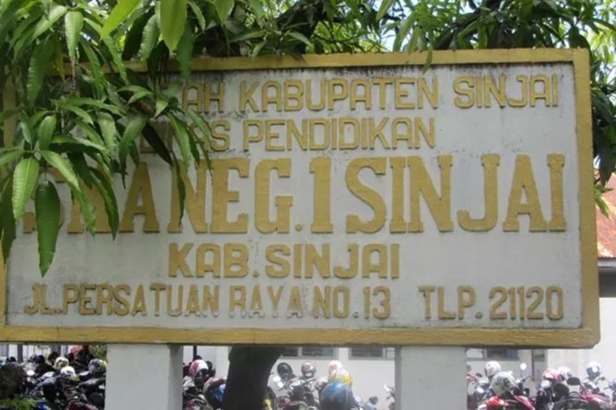 siswa pukul guru, Sulawesi Selatan, siswa pukul guru sinjai, Kasus Murid Pukul Guru di Sinjai, Ayah Pelaku yang Polisi Bantah Diam Saja, Tas Rusak hingga Hukuman Tambahan, Pukulan di Depan Ayah yang Polisi, Guru Luka, Siswa Dikeluarkan, Kasus Diproses Polisi