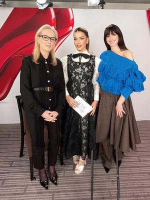 Meryl Streep, Anne Hathaway, The Devil Wears Prada, Andy Sachs, Miranda Priestly, Tasya Farasya, 7 Gaya Tasya Farasya saat Interview Meryl Streep dan Anne Hathaway, Sentuhan Couture, 1. Dominasi warna hitam-putih yang klasik, 2. Detail lace yang memberi tekstur mewah, 3. Siluet panjang bergaya formal, 4. Sentuhan kerah pita bernuansa klasik, 5. Potongan fitted di bagian atas, 6. Rok bervolume yang memberi efek dramatis, 7. Tata rambut sleek untuk menyeimbangkan keseluruhan look