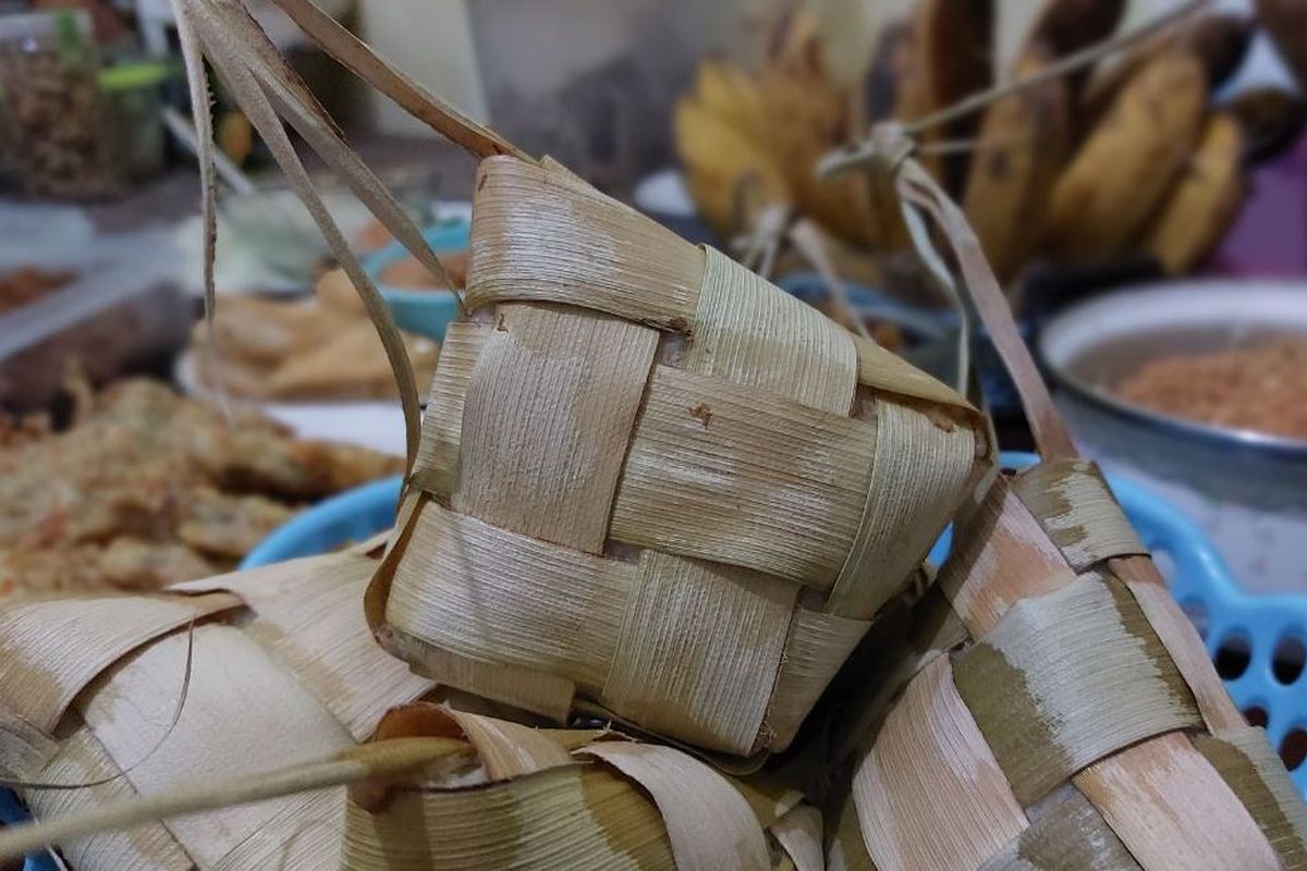 Ketupat Cepat Basi saat Lebaran? Ini 5 Tips Agar Lebih Awet dan Tahan Lama, 1. Perhatikan jenis beras, 2. Memilih jenis daun, 3. Teknik memasak ketupat, 4. Perhatikan proses penyimpanan, 5. Teknik pengawetan
