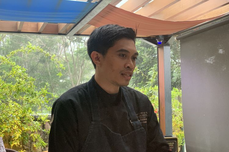 cara membuat pizza rumahan, cara membuat pizza oven, cara membuat pizza ala hotel, bahan apa saja yang dibutuhkan untuk membuat pizza, tips membuat pizza ala chef, 6 Cara Bikin Pizza di Rumah ala Chef Hotel Bintang Lima, Ini Tipsnya, 1. Campur bahan pizza hingga kalis, 2. Istirahatkan adonan pizza selama tiga jam, 3. Adonan pizza bisa disimpan tiga hari, 4. Jangan pakai saus tomat terlalu banyak, 6. Panggang pizza di suhu tinggi