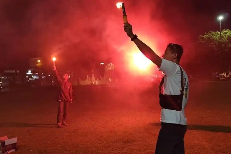 Bupati Pati Sudewo, AMPB, Sudewo, Reaksi Aktivis AMPB Setelah Bupati Pati Sudewo Ditetapkan KPK Sebagai Tersangka: Hati Senang Tapi Juga Sedih, AMPB Sebut Aksi sebagai Bentuk Rasa Syukur, Kenang Rekan Seperjuangan dan Sebut Nama Botok, Pesan untuk Pemerintahan Pati ke Depan, Aktivis Janji Kawal Proses Hukum