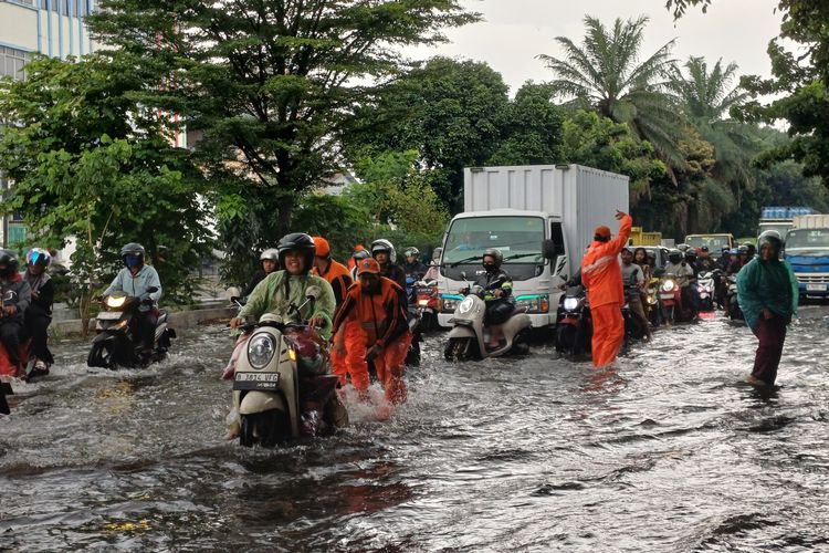 BPBD DKI, banjir Jakarta, Pantau Banjir, Waspada Banjir Jakarta: Pantau Update Real-Time Lewat Aplikasi Ini!