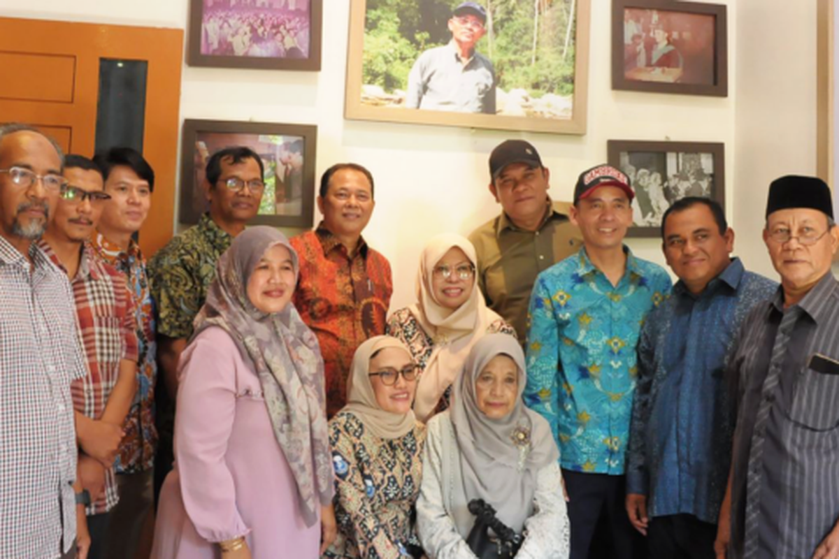 Pulau Seram, pulau seram maluku, Kasim arifin, Perjuangan Kasim Arifin, Mahasiswa IPB yang Rela KKN 15 Tahun di Pulau Seram demi Mengabdi, Awal Perjalanan di Waimital, Menolak Pulang Meski Dipanggil Rektor, Kembali Mengabdi dan Jadi Dosen, Kisah dalam Buku dan Puisi