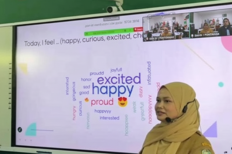 sekolah, Huawei, Smart Classroom, Pakai Smart Classroom, Guru di Pontianak Mengajar di 2 Sekolah secara Real-Time