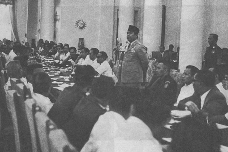 Soekarno, Bung Karno, proklamasi, sejarah kemerdekaan indonesia, presiden pertama, Presiden pertama RI, perintah pertama Soekarno, perintah pertama soekarno saat menjadi presiden, apa perintah pertama soekarno, sate 50 tusuk, sejarah kemerdekaan, Perintah Pertama Soekarno Setelah Dilantik Jadi Presiden, Beli Sate Ayam 50 Tusuk