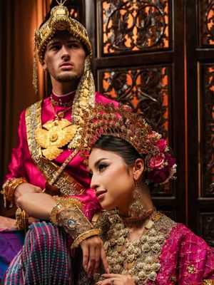 Jennifer Coppen, 5 Gaya Prewedding Jennifer Coppen dan Justin Hubner, Sentuhan Adat Makassar, 1. Busana bernuansa magenta dan emas yang mewah, 2. Aksesori kepala khas adat Makassar jadi sorotan, 3. Makeup glamor dengan sentuhan flawless, 4. Tata rambut sleek yang elegan, 5. Konsep foto klasik dengan nuansa dramatis