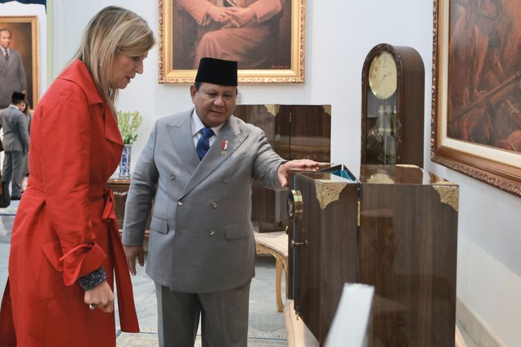 Prabowo, Ratu Maxima, Bobby Kertanegara, kucing prabowo, ratu maxima dan prabowo, Prabowo dan Ratu Máxima Bertukar Cendera Mata, Ada Boneka untuk Bobby