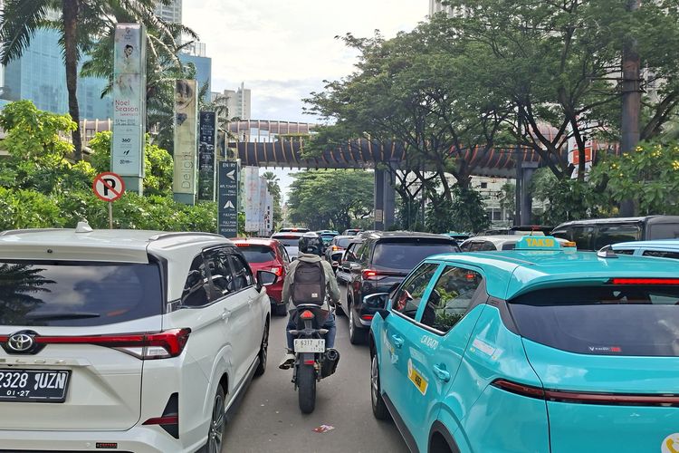 zipper merge, lalu lintas, mobil, Apa Itu Zipper Merge, Cara Ampuh Atasi Kemacetan di Penyempitan Jalan