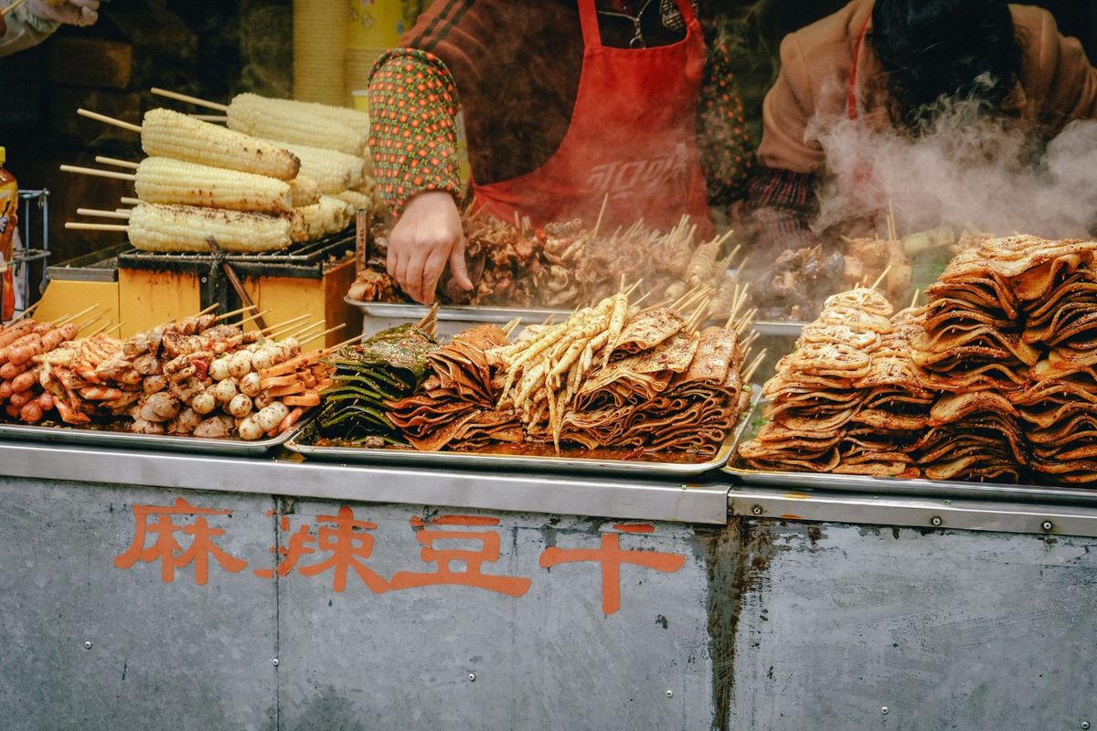 makanan kaki lima, street food, 10 Kuliner Kaki Lima Indonesia Paling Enak 2026 Versi TasteAtlas, 1. Sate Kambing, 2. Siomay, 3. Batagor, 4. Sate Padang, 5. Rendang, 6. Bubur Ayam, 7. Sate Madura, 8. Pempek, 9. Sate Babi, 10. Nasi Uduk