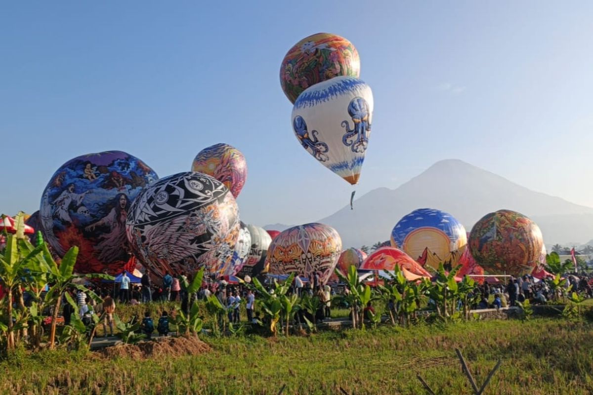 Meriah! 50 Balon Udara Hiasi Langit Semayu dalam Festival Mudik 2026 Wonosobo, Kebersamaan Lebaran dan pelestarian tradisi, Daya tarik wisata nasional hingga internasional, 12.000 orang padati Balon Wonosobo, Keamanan terkendali, regulasi balon ditaati, Melestarikan tradisi, dorong wisata Wonosobo
