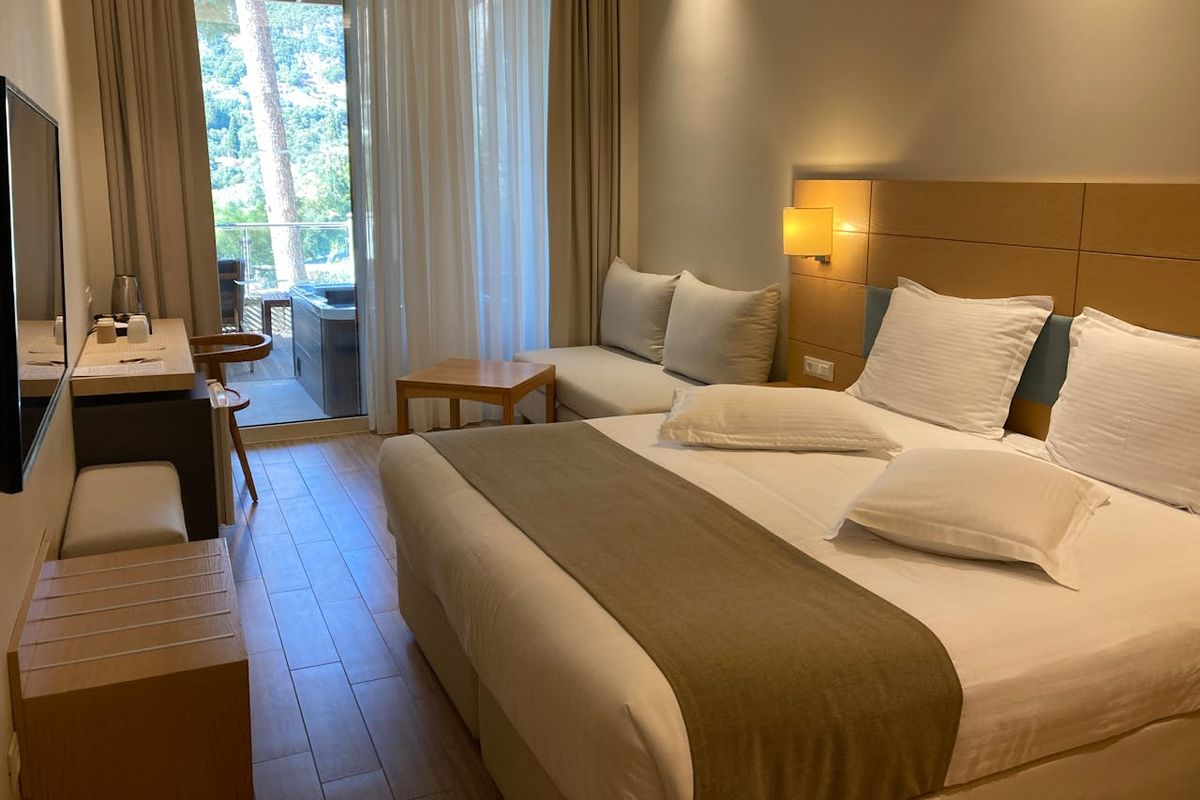 Simpang Lima Semarang, jalan kaki, hotel dekat Simpang Lima Semarang, Hotel di semarang, simpang lima semarang, hotel dekat simpang lima semarang, hotel dekat Stasiun Semarang, harga hotel Semarang, 10 Hotel Dekat Simpang Lima Semarang, Bisa Ditempuh Jalan Kaki!, 1. Sans Hotel Empress, 2. MG Setos Hotel, 3. Favehotel Simpang Lima Semarang, 4. Horison Inn Alaska Simpang Lima Semarang, 5. Front One HK Resort Simpang Lima, 6. Gold Hotel Simpang Lima, 7. Hotel @HOM Semarang, 8. Sumi Hotel, 9. Aruuman Hotel Simpang Lima, 10. Simpang Lima Residence