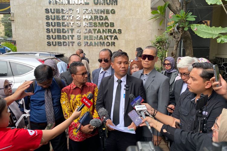 Roy Suryo, UC UGM, jokowi white paper, Launching Buku, Motivasi di Balik Soft Launching Buku di UC UGM, Kronologi Pembatalan Acara Soft Launching Buku, Pemindahan Lokasi dan Insiden Pemadaman Listrik, Kritik terhadap Pembungkaman di Era Kemerdekaan, Tanggapan UGM