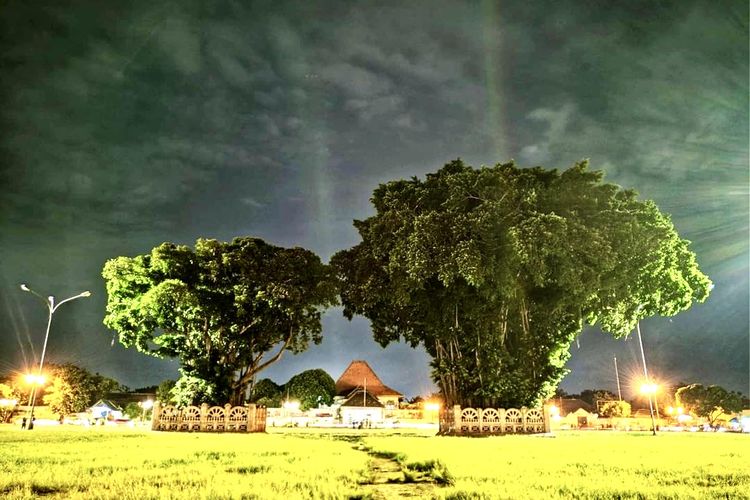 liburan, Jogja, Itinerary Libur Akhir Tahun 2 Hari 1 Malam di Yogyakarta, Cek di Sini, Hari 1: Jejak Spiritual di Pantai Ngobaran dan Malam di Alun-alun Kidul, Hari 2: Menelusuri Malioboro, Siang: Wisata Kuliner dan Oleh-oleh, Panduan Akses Transportasi Yogyakarta