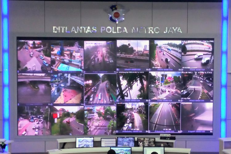 pengendara mobil, banjir, banjir Jakarta, Cara Pantau Kondisi Banjir di Jakarta Secara Real Time, 1. Website BPBD DKI Jakarta, 2. Aplikasi JAKI (Jakarta Kini), 4. CCTV Publik Jakarta, 5. Media Sosial Resmi Instansi Terkait