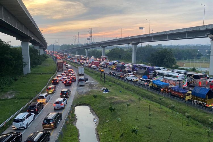 Tips Aman Menyalip di Jalan Tol Saat Mudik Lebaran 2026