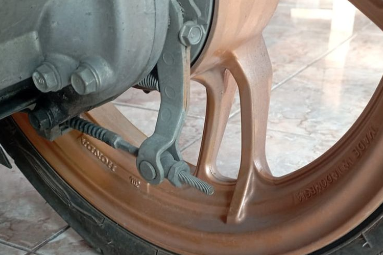 kampas rem kotor, kampas rem habis, Kampas rem habis, rem motor bunyi, Cara Bedakan Kampas Rem Kotor atau Tipis dari Bunyi Berdecit