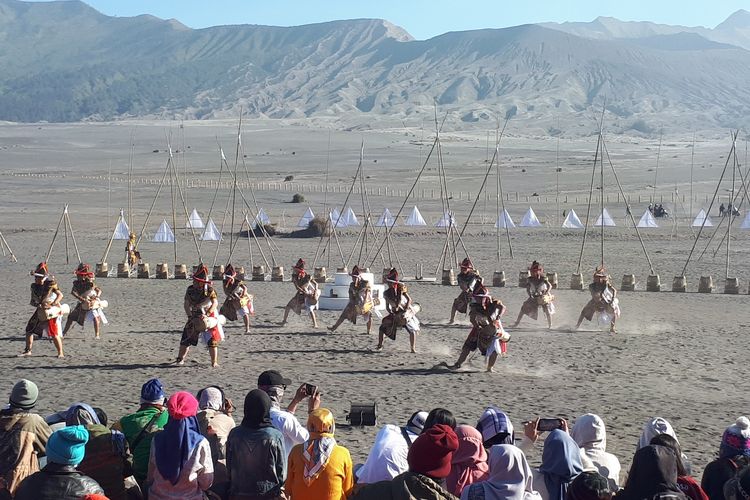 Bromo, Gunung Bromo, Eksotika Bromo, gunung bromo, Eksotika Bromo 2025, Eksotika Bromo 2025, Ragam Pertunjukan Berlatar Indahnya Kaldera Bromo