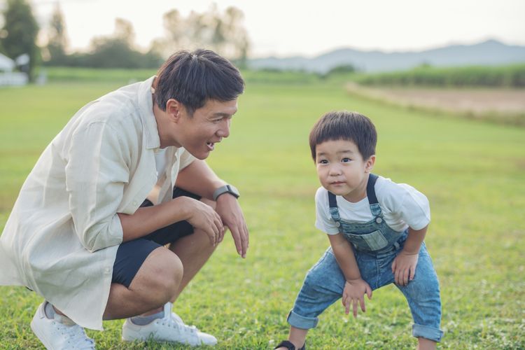 tumbuh kembang anak, peran ayah, tips parenting, hubungan ayah dan anak, ikatan keluarga, tips parenting anak, ayah non-biologis, Apakah Ayah Non-Biologis dan Anak Bisa Dekat Meski Tanpa Hubungan Darah?