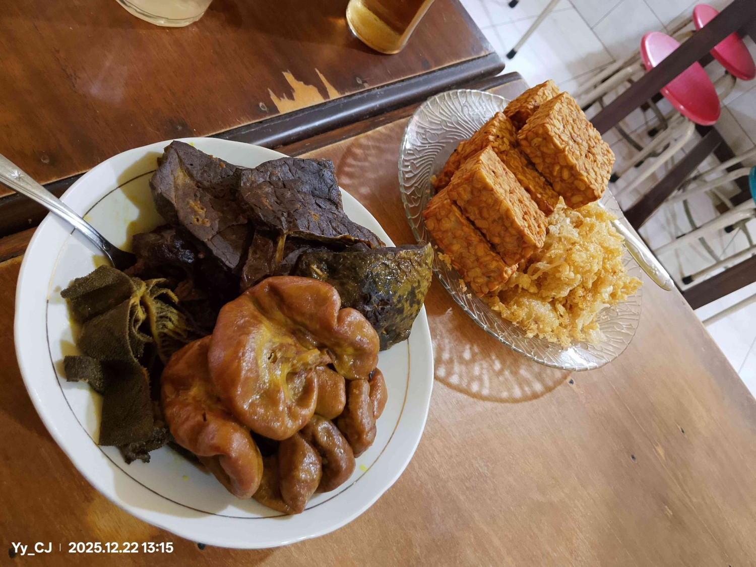Soto, Malang, Menikmati Kuah Bening Gurih yang Melegenda di Soto Basket Malang Sejak 1950, Paduan Aroma dan Rasa yang Kuat, Soto “Basket”, Tungku Kayu yang Melegenda, Rasa dan Nostalgia, Sang Penjaga Waktu
