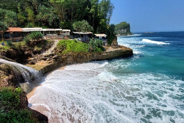 Pacitan, pantai di Pacitan, Wisata Pacitan, Wisata Pantai Pacitan, Pantai di Pacitan, wisata pacitan populer, pantai terindah di Jawa Timur, Raja Ampat Pacitan, wisata pantai pacitan terbaru, 12 Pantai Terindah di Pacitan, Surga Tersembunyi di Selatan Jawa Timur, 1. Pantai Klayar, Ikon Wisata Pacitan, 2. Pantai Srau, Nikmati Sunrise dan Sunset di Satu Tempat, 3. Pantai Watu Karung, Surga bagi Peselancar Dunia, 4. Pantai Banyu Tibo, Air Terjun yang Langsung ke Laut, 5. Pantai Taman, Lokasi Flying Fox Tertinggi di Indonesia, 6. Pantai Kunir, Surga Tersembunyi yang Masih Asri, 7. Pantai Segara Anakan, Ombak Tenang di Selatan Pacitan, 8. Pantai Pidakan, Eksotisme Batu dan Pasir Putih, 9. Pantai Soge, Indah dan Mudah Diakses, 10. Pantai Kasap, Raja Ampat-nya Pacitan, 11. Pantai Buyutan, Penuh Legenda dan Cocok untuk Camping, 12. Pantai Pangasan, Dikelilingi Gunung dan Gua Kelelawar